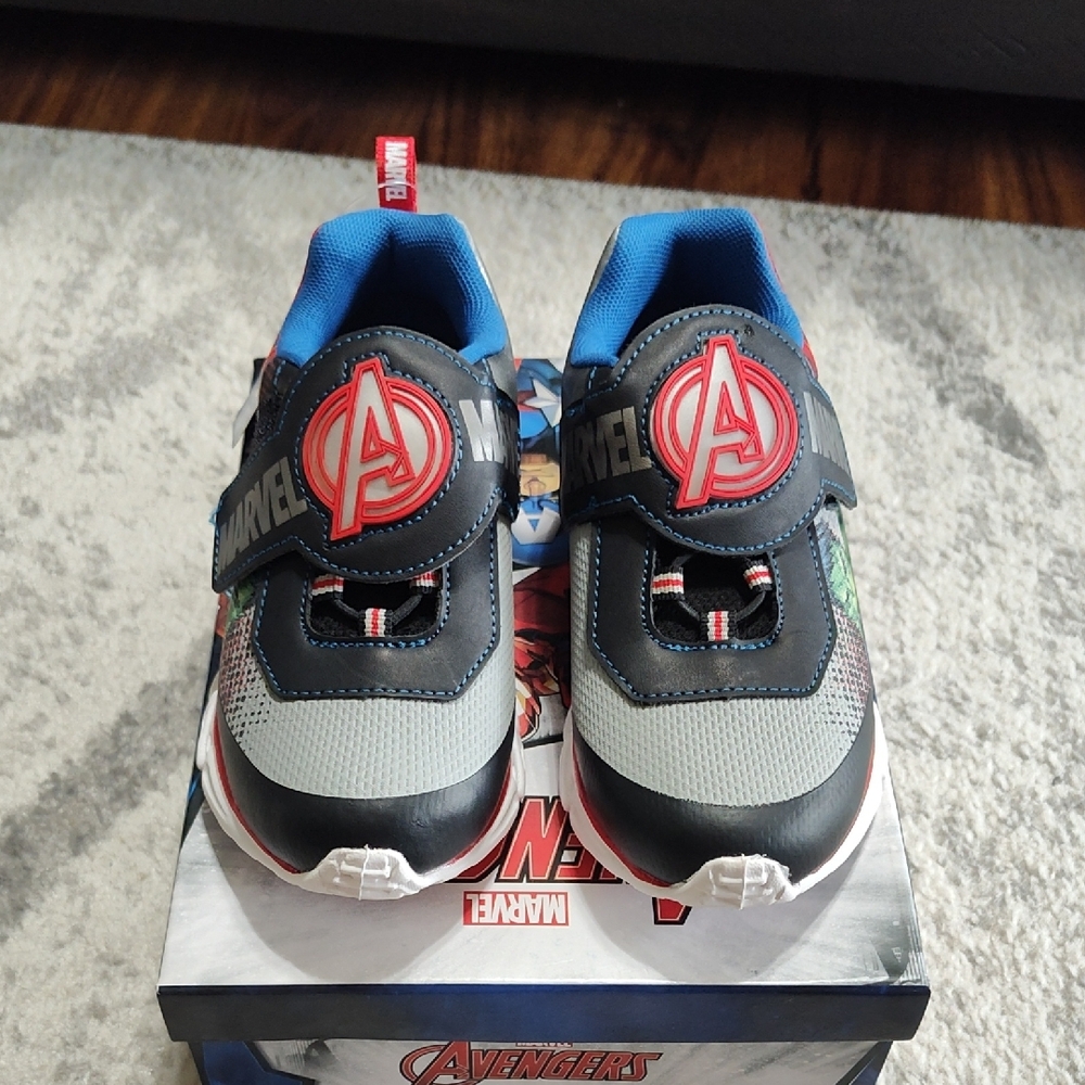 NWT- Marvel Boys Light Up Sneakers Avengers Theme, Size 13 Little Boys